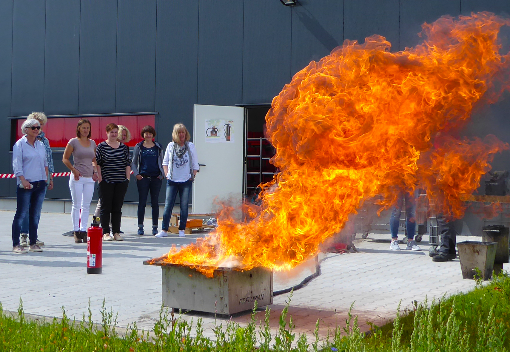 loeschtraining auf brandschutzplatz brandschutzunterweisung